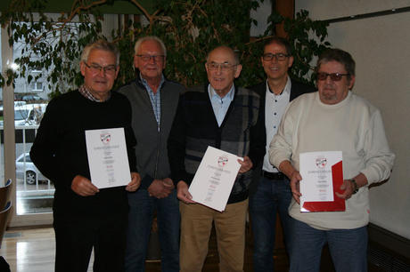 Unsere 3 Geehrten, Erwin, Reinhard und Artur (vorn v. l.) mit Harald und Friederich | © KSV Baunatal e.V. | Petanque | 2020