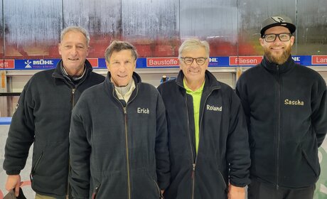 Die Aufsteiger in die 2. Bundesliga Martin Heß, Erich Kuhn, Roland Marx und Sascha Wagner | © 2023 | KSV Baunatal e.V. | Eissport Die Aufsteiger in die 2. Bundesliga Martin Heß, Erich Kuhn, Roland Marx und Sascha Wagner | © 2023 | KSV Baunatal e.V. | Eissport