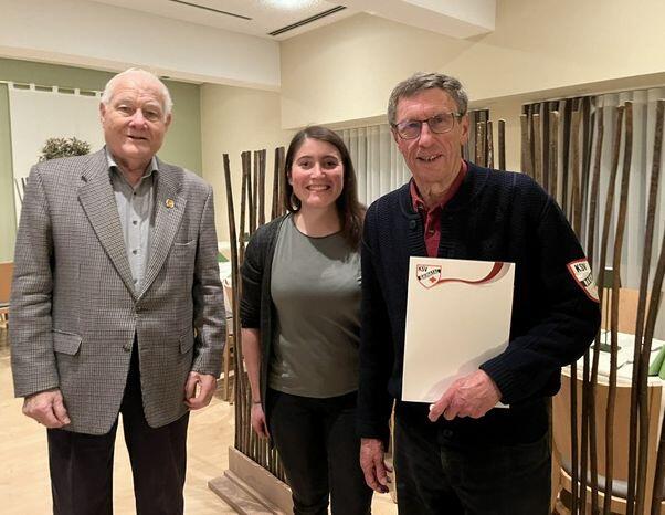 Erich Kuhn erhält von KSV-Vorstandsmitglied Kira Werner die Verdienstnadel in Gold für sein Ehrenamt. | © 2024 | Eissport | KSV Baunatal e.V. Erich Kuhn erhält von KSV-Vorstandsmitglied Kira Werner die Verdienstnadel in Gold für sein Ehrenamt. | © 2024 | Eissport | KSV Baunatal e.V.