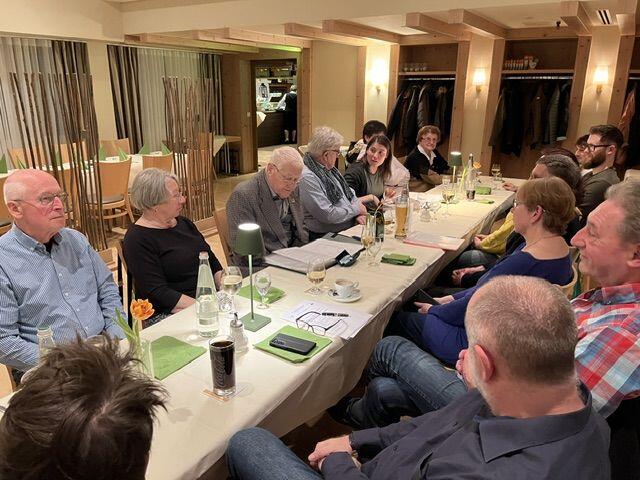 Entspannte Jahreshautpversammlung | © 2024 | Eissport | KSV Baunatal e.V. Entspannte Jahreshautpversammlung | © 2024 | Eissport | KSV Baunatal e.V.