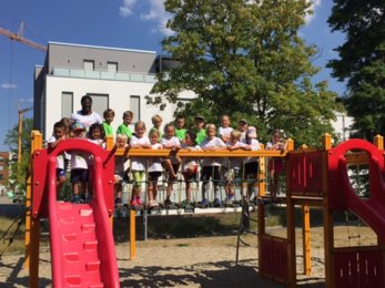 Gruppenfoto auf dem Spielplatz an der Sportwelt