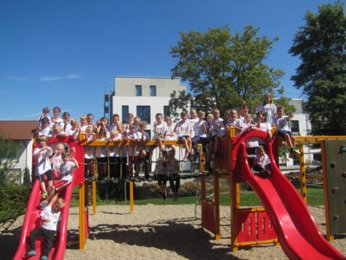 Gruppenfoto auf dem Spielplatz