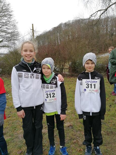 Am Start des U10 Laufes waren in Wirmighausen Felix Holstein und Tom Naumann, hier mit der Schwester Lisa die später gestartet ist. 