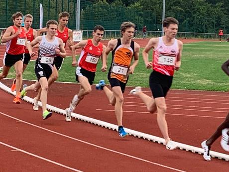 Nick ( weiß-schwarzes Trikot) kurz nach dem Start auf 1500m 