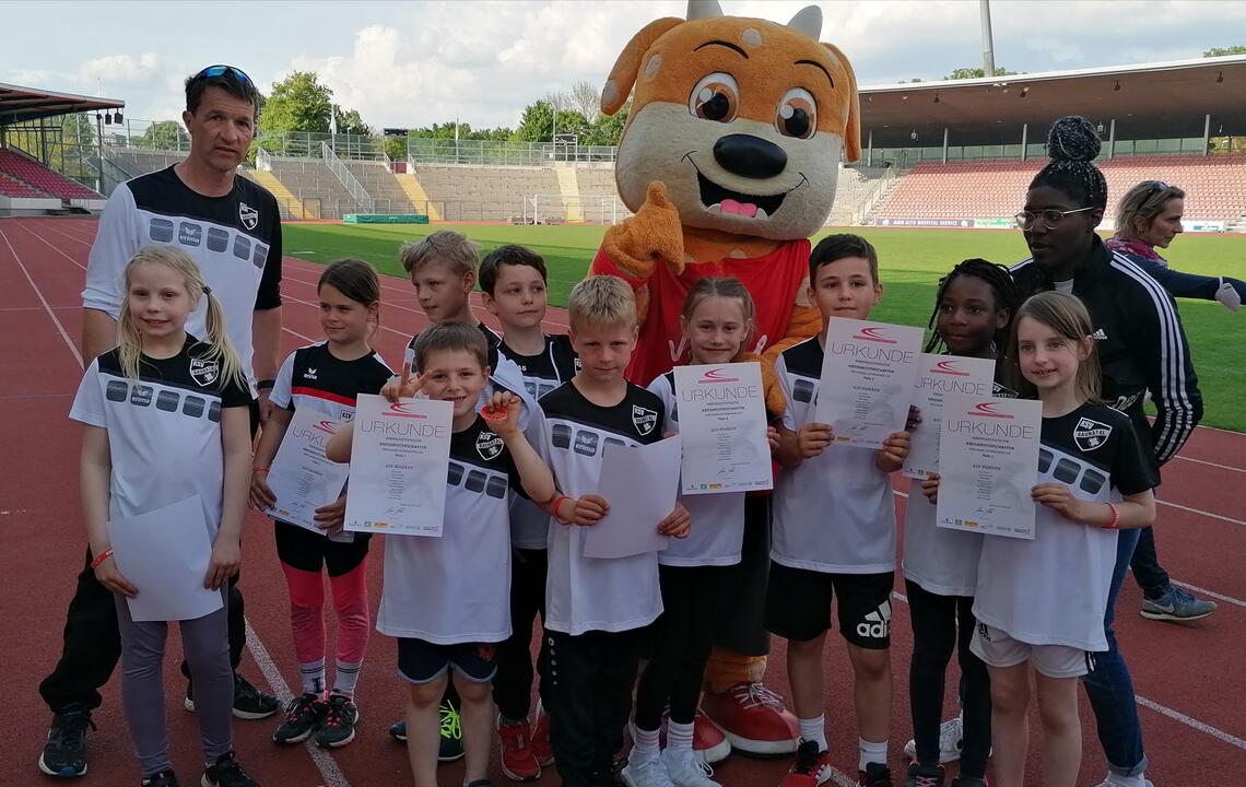 Das starke U10 Team der KSV Runner als Sieger mit Klara, Lara, Nick, Ferdinand, Thomas, Richard, Luise, Fynn, Esther und Lilith mit den Trainern Thomas und Esther Das starke U10 Team der KSV Runner als Sieger mit Klara, Lara, Nick, Ferdinand, Thomas, Richard, Luise, Fynn, Esther und Lilith mit den Trainern Thomas und Esther