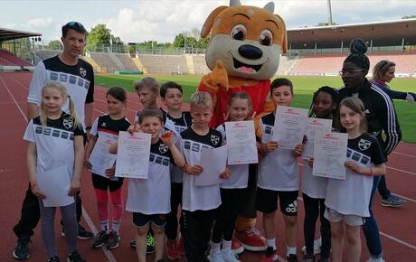 Das starke U10 Team der KSV Runner als Sieger mit Klara, Lara, Nick, Ferdinand, Thomas, Richard, Luise, Fynn, Esther und Lilith mit den Trainern Thomas und Esther