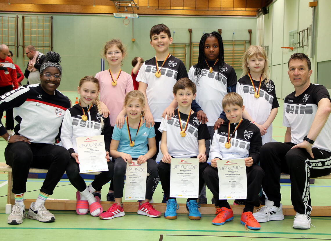 Esther und Thomas mit dem U10 Kreismeister-Team"KSV Runner" Esther und Thomas mit dem U10 Kreismeister-Team"KSV Runner"