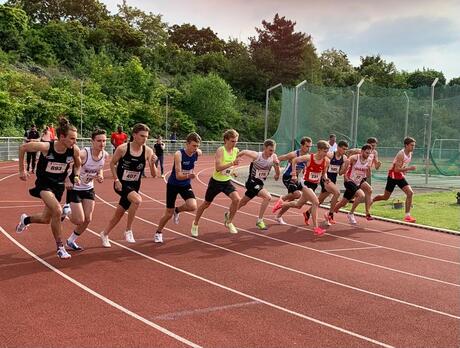 Nick Frölich mit PB über 1500m bei der langen Laufnacht