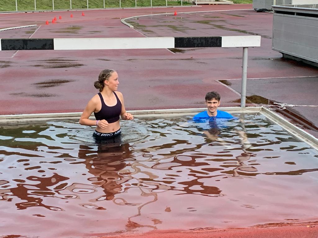 Am Ende des Wettkampftages feiern Lisa und Jonathan ihr 1. Hindernisrennen mit der “Wassergraben-Taufe” - unter großes Applaus des Teams Am Ende des Wettkampftages feiern Lisa und Jonathan ihr 1. Hindernisrennen mit der “Wassergraben-Taufe” - unter großes Applaus des Teams