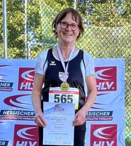 Marianne Gödel bei der Siegerehrung über 800m