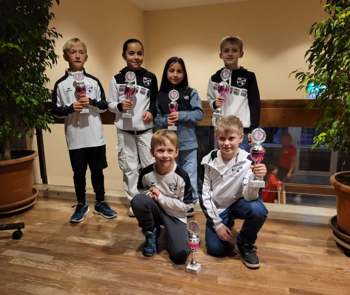 stolze Kids mit ihren NHC Pokalen stolze Kids mit ihren NHC Pokalen