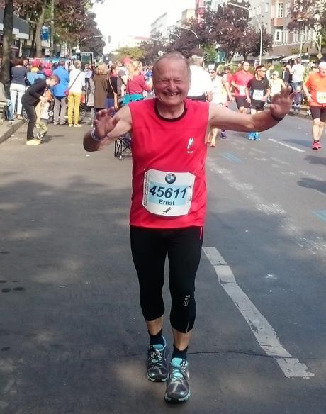 Ernst Tschöke beim Berlin Marathon am 25.09.2016, mit 75 Jahren