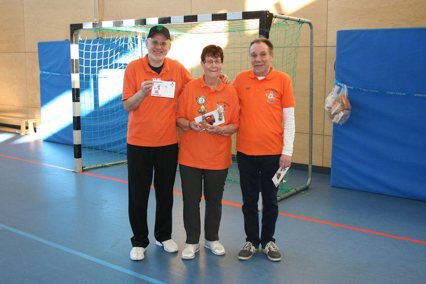 Die Tagessieger (v. l.) Ede, Rita und Ralf | © KSV Baunatal e.V. | Petanque | 2020 Die Tagessieger (v. l.) Ede, Rita und Ralf | © KSV Baunatal e.V. | Petanque | 2020