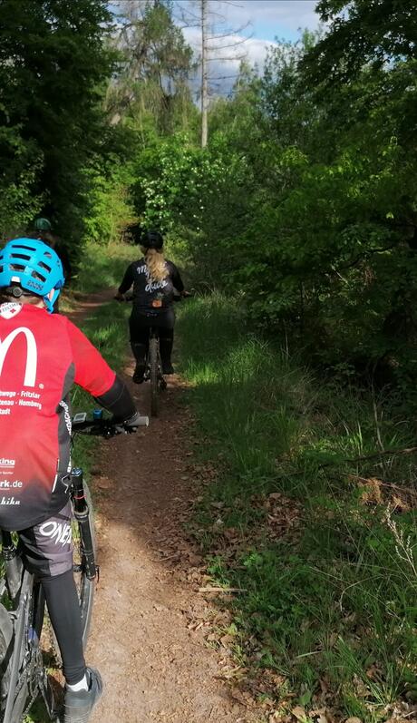 auf dem Trail in der Gruppe mit Abstand unterwegs