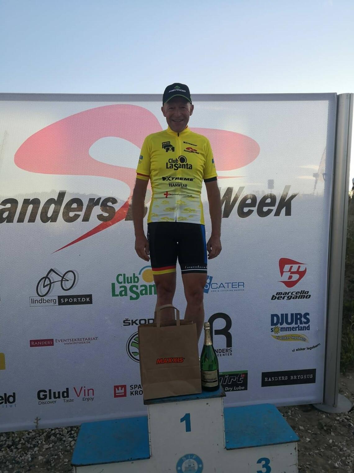 Bernd auf dem Siegerpodest und mit verdientem gelben Trikot Bernd auf dem Siegerpodest und mit verdientem gelben Trikot