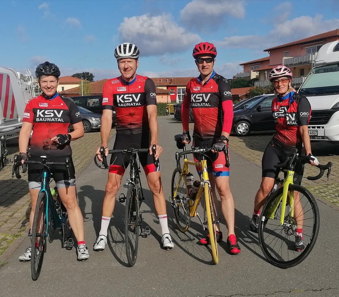 Neben vielen Einzel-KSV Radsportlern, fuhren Martina, Ulli, Thomas und Susanne zusammen auf die 75km Strecke. Neben vielen Einzel-KSV Radsportlern, fuhren Martina, Ulli, Thomas und Susanne zusammen auf die 75km Strecke.