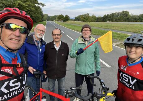  in der Mitte die Sportabzeichen Abnehmer Gerhard Stemmler, Claus Wetzel, Ulrich Klein mit den Teilnehmern Thomas und Till