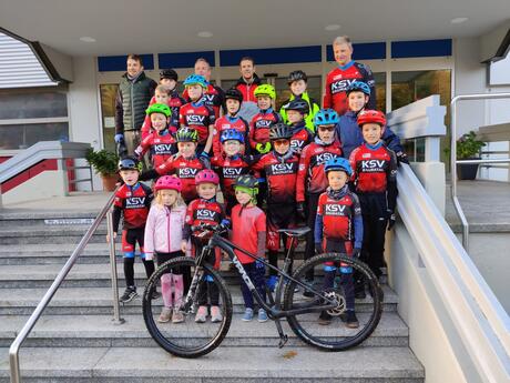 unsere teilnehmenden Kids mit Trainer beim Heimrennen in Baunatal