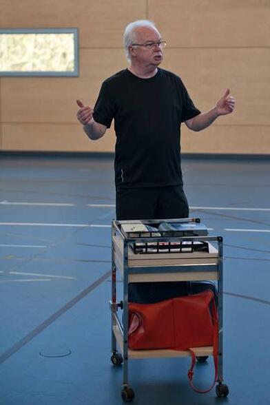 Unser Vorstandsmitglied und med. Gerätewart, Jochen Gast referierte zum Thema Defibrillator Unser Vorstandsmitglied und med. Gerätewart, Jochen Gast referierte zum Thema Defibrillator