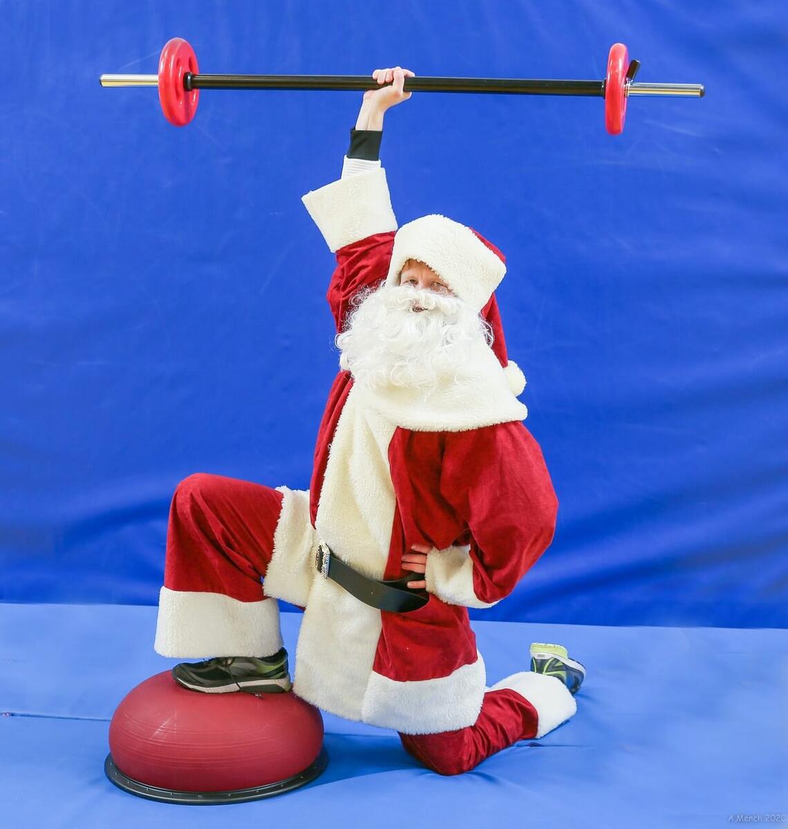 Christoph als Weihnachtsmann knieend mit der Langhantel Christoph als Weihnachtsmann knieend mit der Langhantel