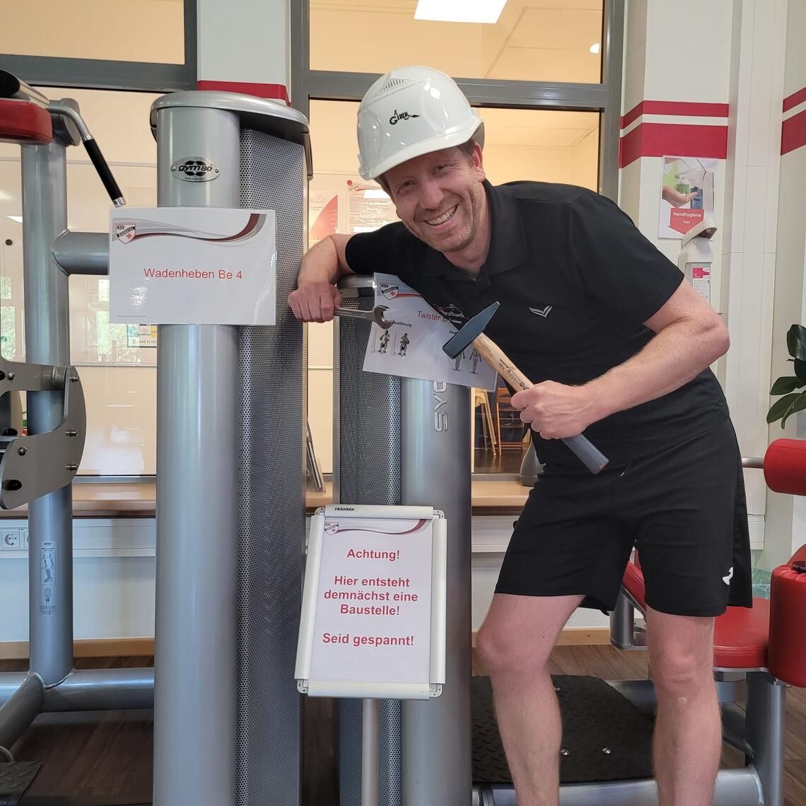 Studioleiter Christoph bei der Renovierung des Fitnessstudios Studioleiter Christoph bei der Renovierung des Fitnessstudios