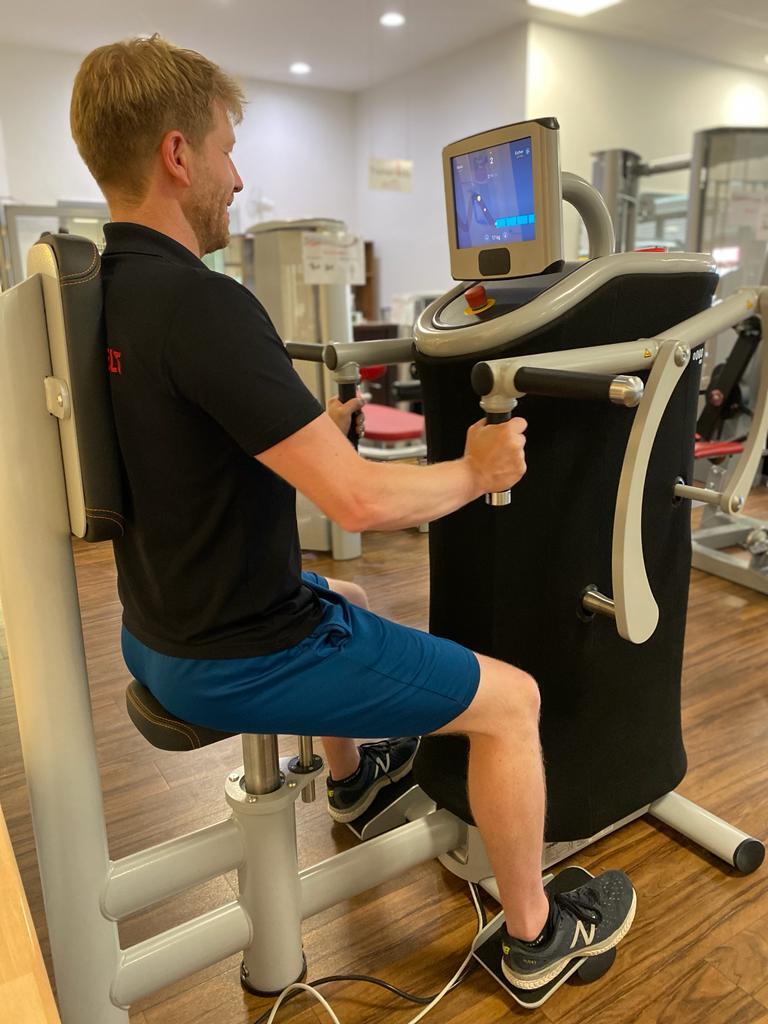 Studioleiter Christoph an einem neuen EGym Gerät Studioleiter Christoph an einem neuen EGym Gerät