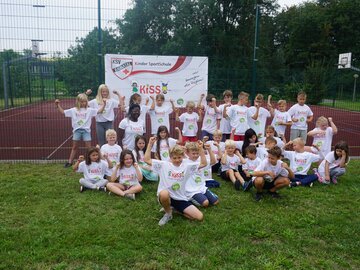 Gruppenbild mit KiSS-T-Shirts