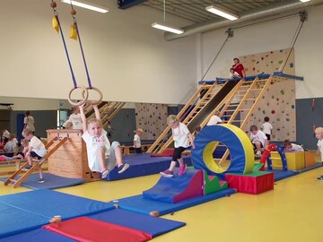 Kinder spielen in der Kindersportwelt