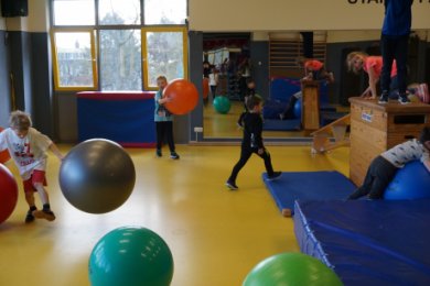 Kinder mit Gymnastikbällen