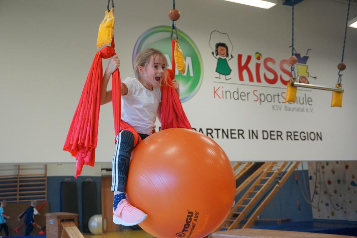 Mädchen in Schaukel mit Ball Mädchen in Schaukel mit Ball