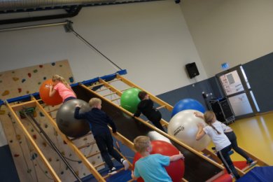 Kinder mit Gymnastikbällen auf Actioncenter