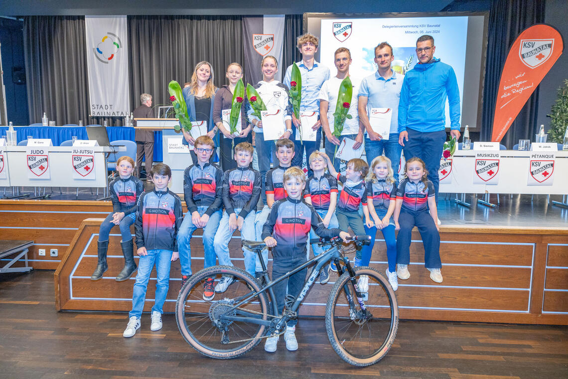 v.l.n.r. hinten: Carolin Müller, Alina Krampez, Lisa Naumann, Jonathan Klein, Simon Jakob, Tim Himpelmann, Martin Wonke; vorn: Lila Plessing, Ignas Seifert, Paul Brauer, Max Obst, Jonas Größel, Magnus Junge, Maximilian Kurz, Carlo Lappöhn, Caroline Junge, Clara Fels v.l.n.r. hinten: Carolin Müller, Alina Krampez, Lisa Naumann, Jonathan Klein, Simon Jakob, Tim Himpelmann, Martin Wonke; vorn: Lila Plessing, Ignas Seifert, Paul Brauer, Max Obst, Jonas Größel, Magnus Junge, Maximilian Kurz, Carlo Lappöhn, Caroline Junge, Clara Fels