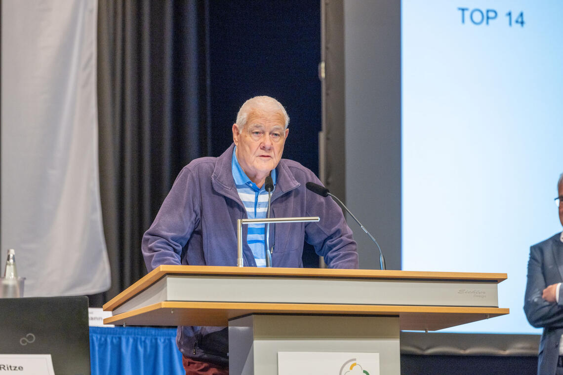Der dienstälteste Abteilungsleiter Peter Dittmar hält traditionell das Schlusswort Der dienstälteste Abteilungsleiter Peter Dittmar hält traditionell das Schlusswort