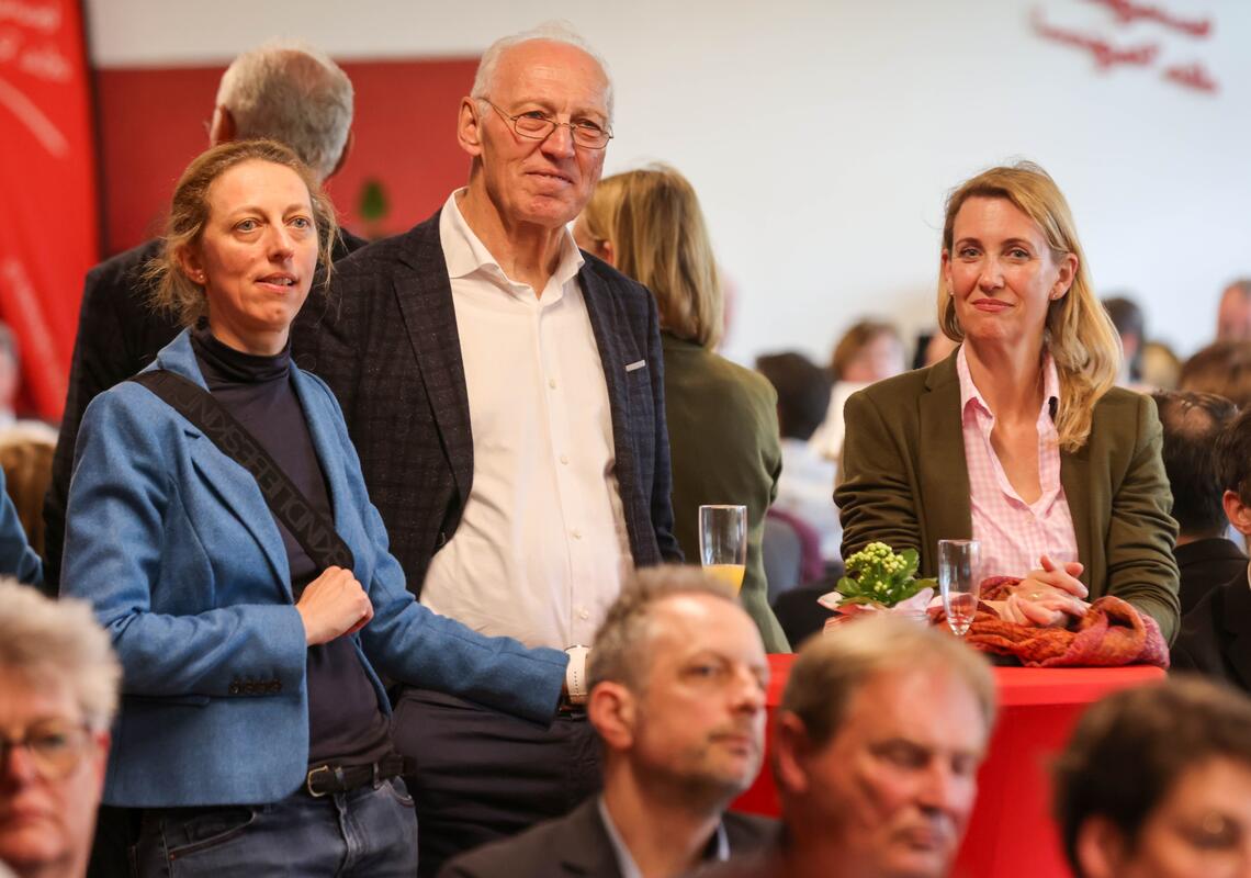 Ehrenvorstand Hans-Günter Jakob mit Tochter Johanna (l.) und MdL Anna-Maria Schölch (r.) Ehrenvorstand Hans-Günter Jakob mit Tochter Johanna (l.) und MdL Anna-Maria Schölch (r.)