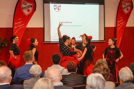 Flamencogruppe mit Abteilungsleiterin Melanie Coppola 