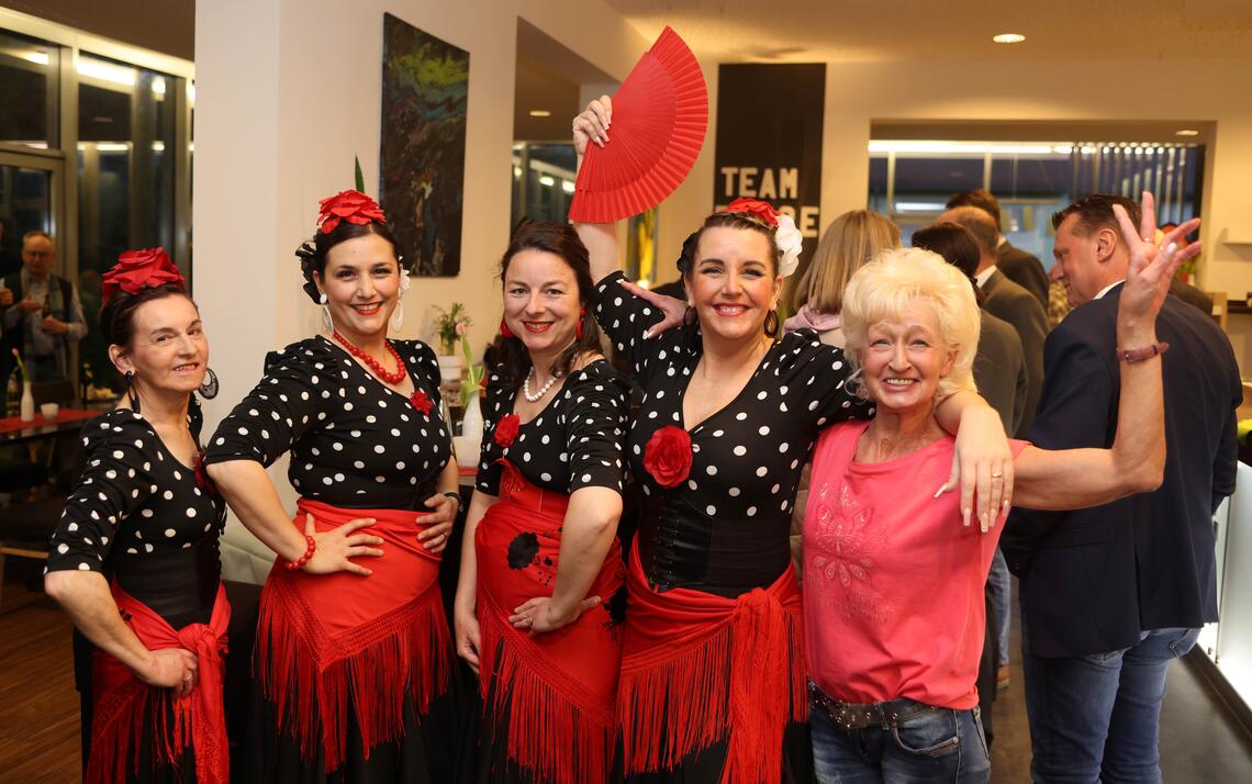 Flamencotänzerinnen und Ex-Weltmeisterin der Sportakrobatik Karin König Flamencotänzerinnen und Ex-Weltmeisterin der Sportakrobatik Karin König