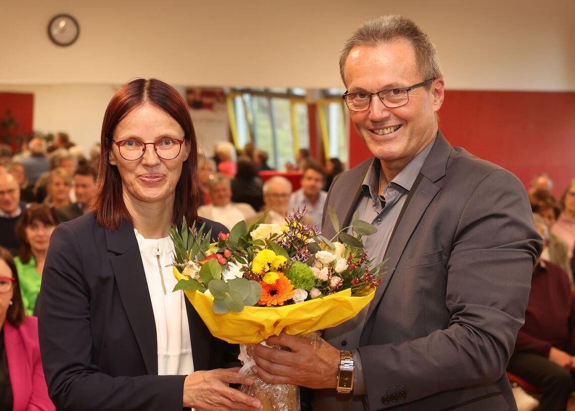Frühlingsstrauß für Festrednerin DFB-Vizepräsidentin Prof. Dr. Sinning Frühlingsstrauß für Festrednerin DFB-Vizepräsidentin Prof. Dr. Sinning