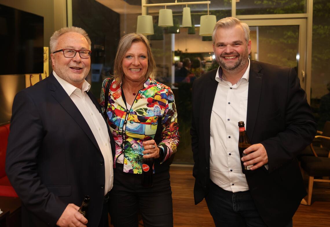 Hartmut Schäfer, Beate Schäfer von der Kasseler Sparkasse und Daniel Jung Hartmut Schäfer, Beate Schäfer von der Kasseler Sparkasse und Daniel Jung