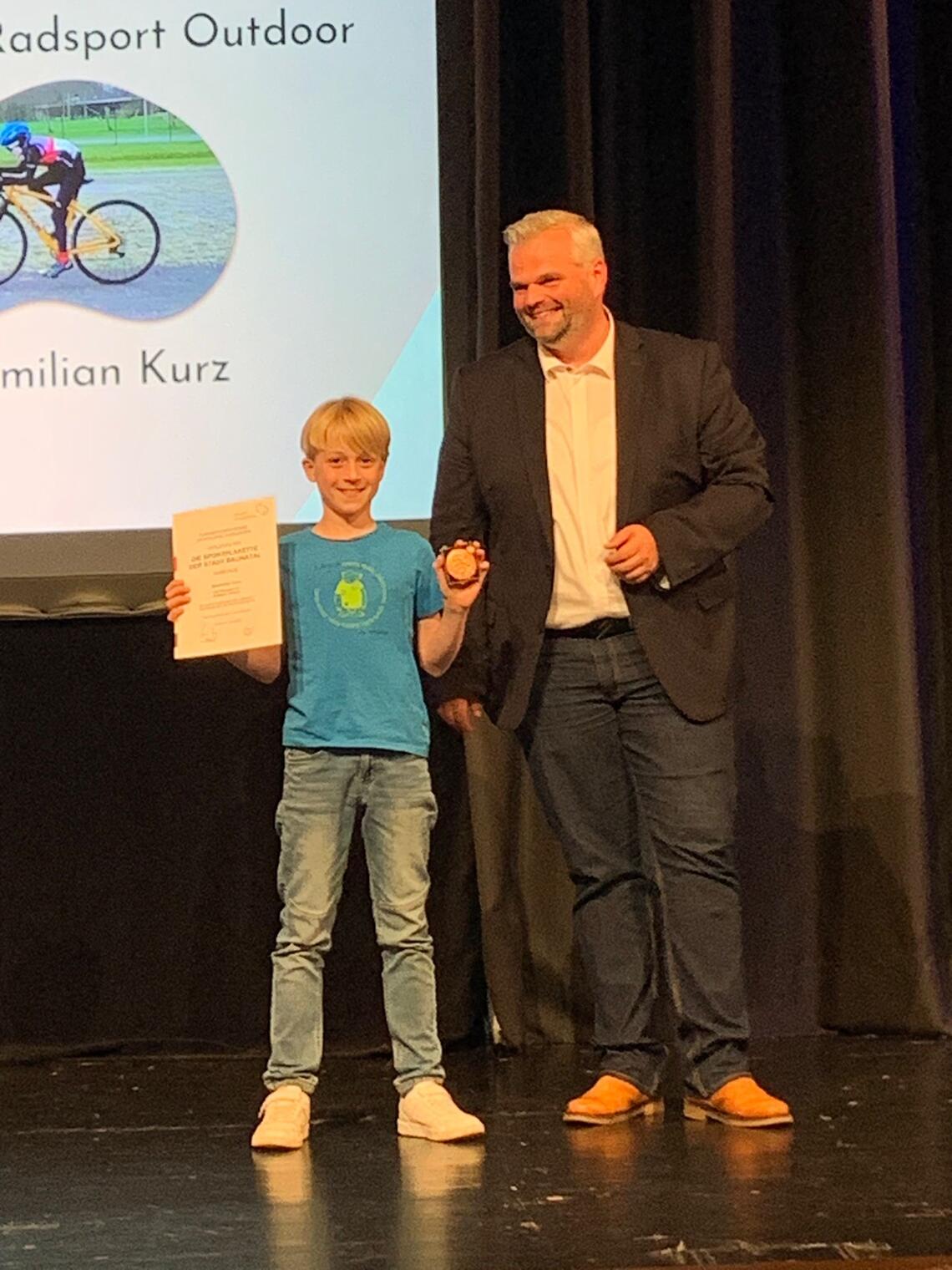 Radsportler Maximilian Kurz (l.) mit dem 1. Stadtrat Daniel Jung Radsportler Maximilian Kurz (l.) mit dem 1. Stadtrat Daniel Jung