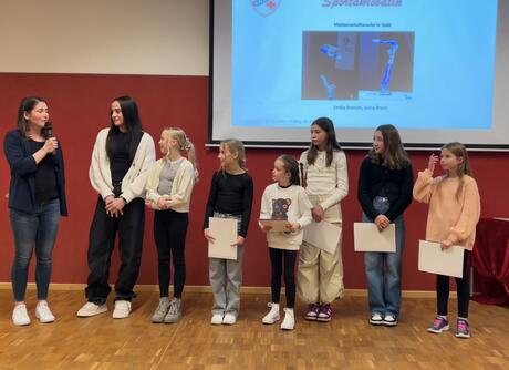 Die Sportakrobatinnen und Kira Werner (links)