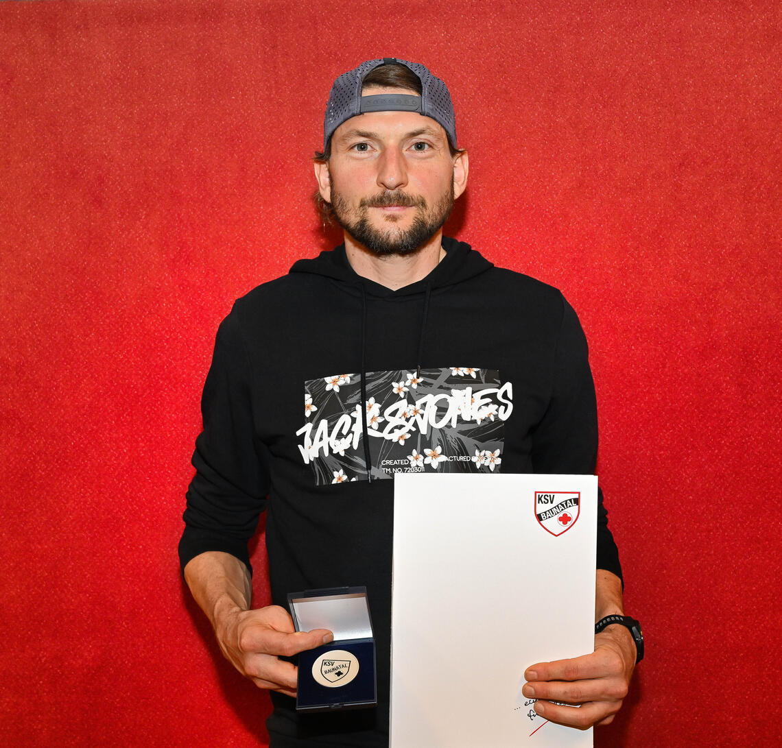 Erfolgreicher Ironman: Timo Pippart erhält für seinen Europameistertitel über die Langdistanz die Meisterschaftsplakette in Silber (Foto: HG. Pfaff)