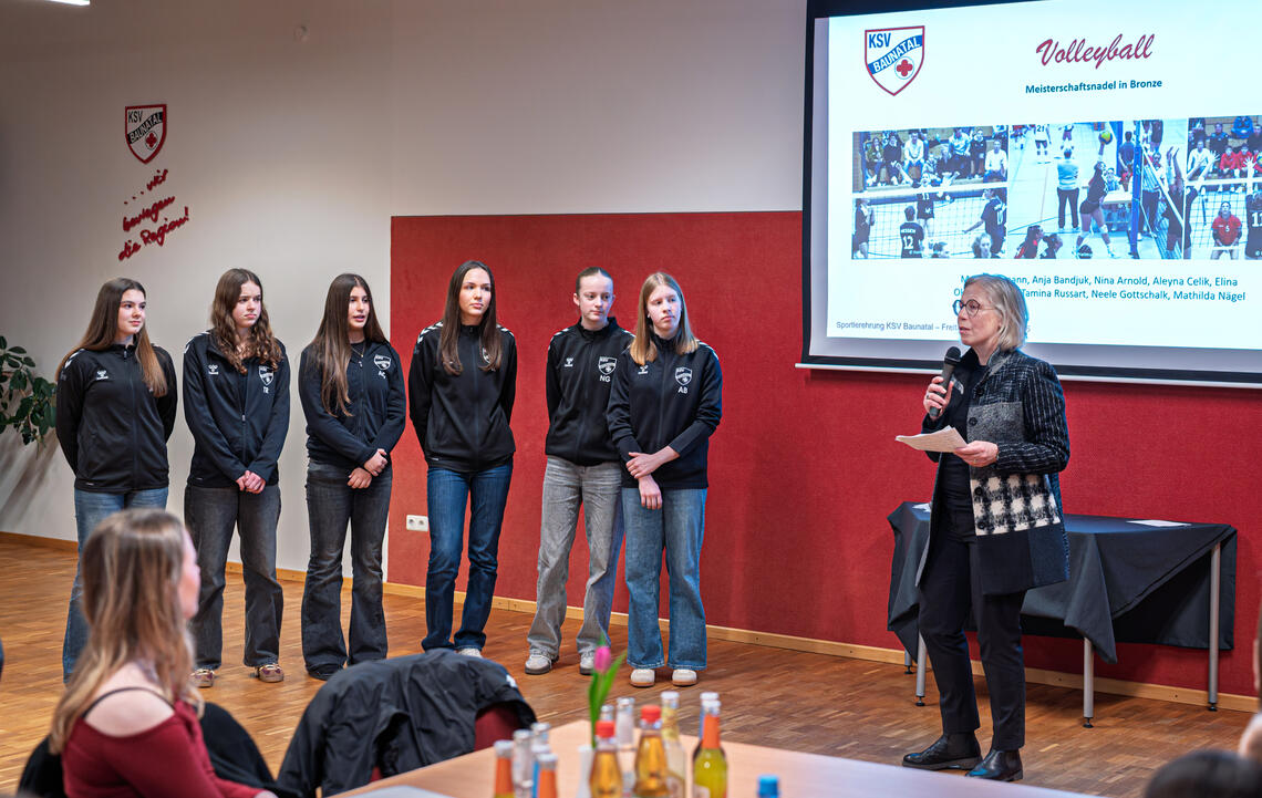 Die Volleyballerinnen mit Präsidiumsmitglied Nicole Krug bei ihrer Ehrung (Foto: HG. Pfaff)